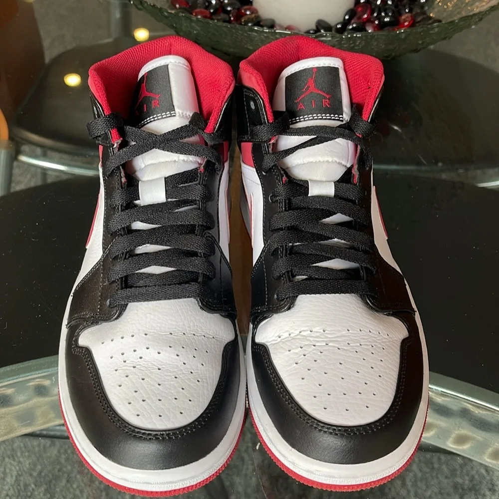 Air Jordan 1 Mid White/Gym Red/Black 554724-122 Size 9 ❤️🤍🖤